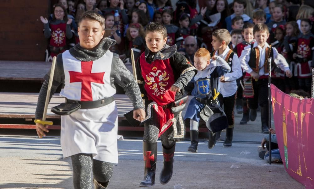 Un centenar de chavales, integrantes de las comparsas de San Vicente, celebran por segundo año la Embajada Infantil a las puertas del Castillo.