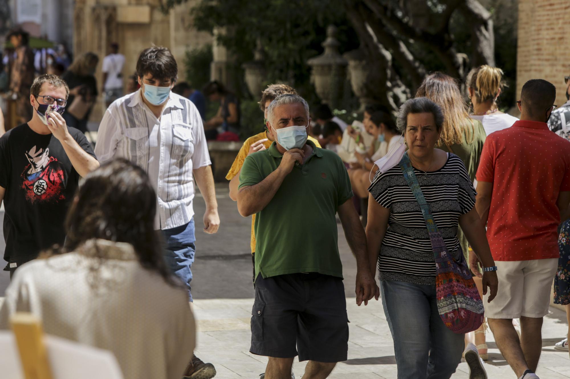 Valencia no se quita la mascarilla en plena calle