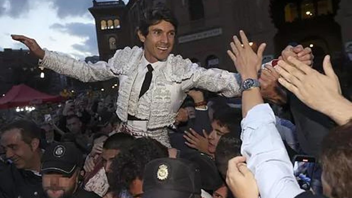 Sebastián Castella, anoche en su salida a hombros de Las Ventas.