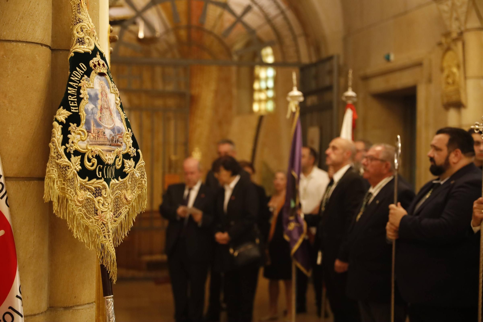 Pétalos, incienso, niños... así fue la procesión del Corpus Christi en Gijón (en imágenes)