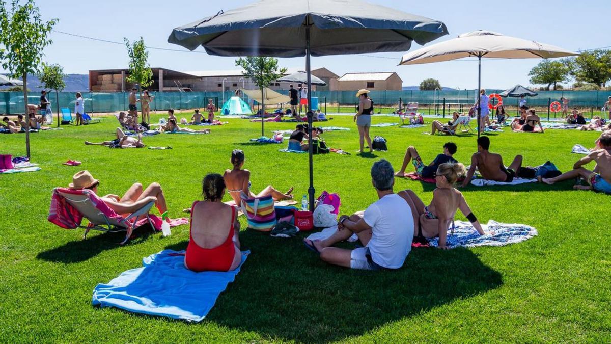 Vecinos disfrutando del primer día de piscina. | Chany Sebastián