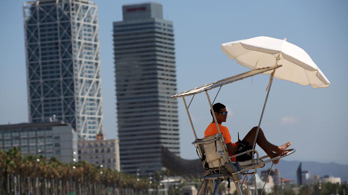 Un socorrista en la playa de Sant Miquel de Barcelona