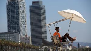 Un socorrista en la playa de Sant Miquel de Barcelona