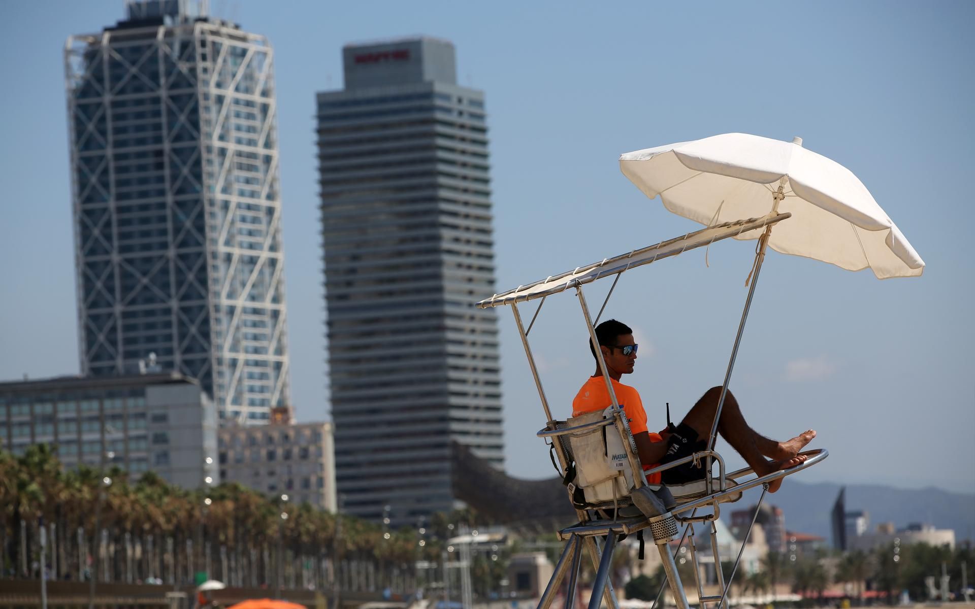 Un socorrista en la playa de Sant Miquel de Barcelona