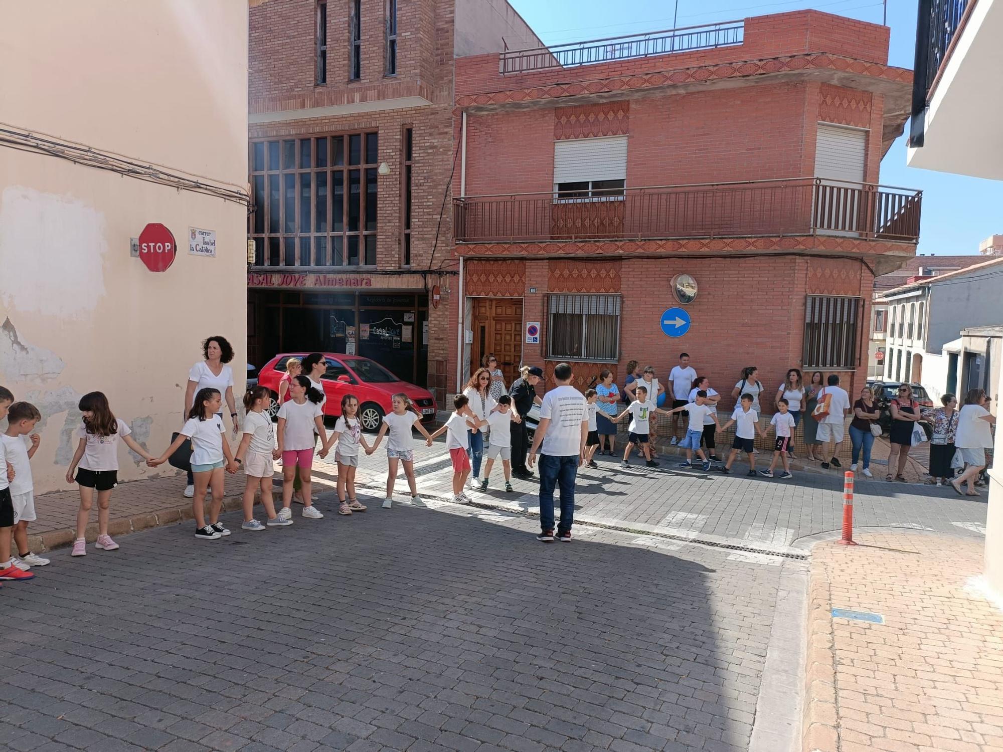 1.000 alumnos forman una cadena humana por la paz