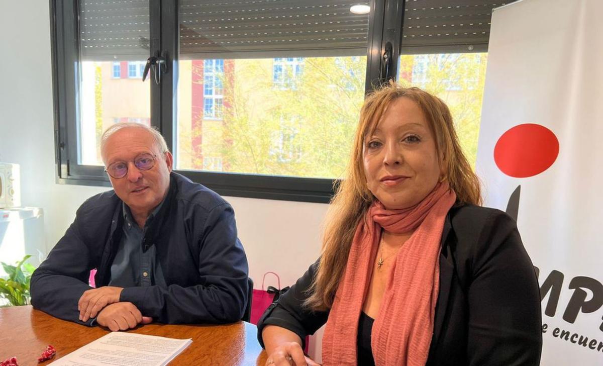 Cesáreo Marqués y Eva María  Paredes, de la Federación de Asociaciones  de Mayores de Asturias (FAMPA). | Luis Vega