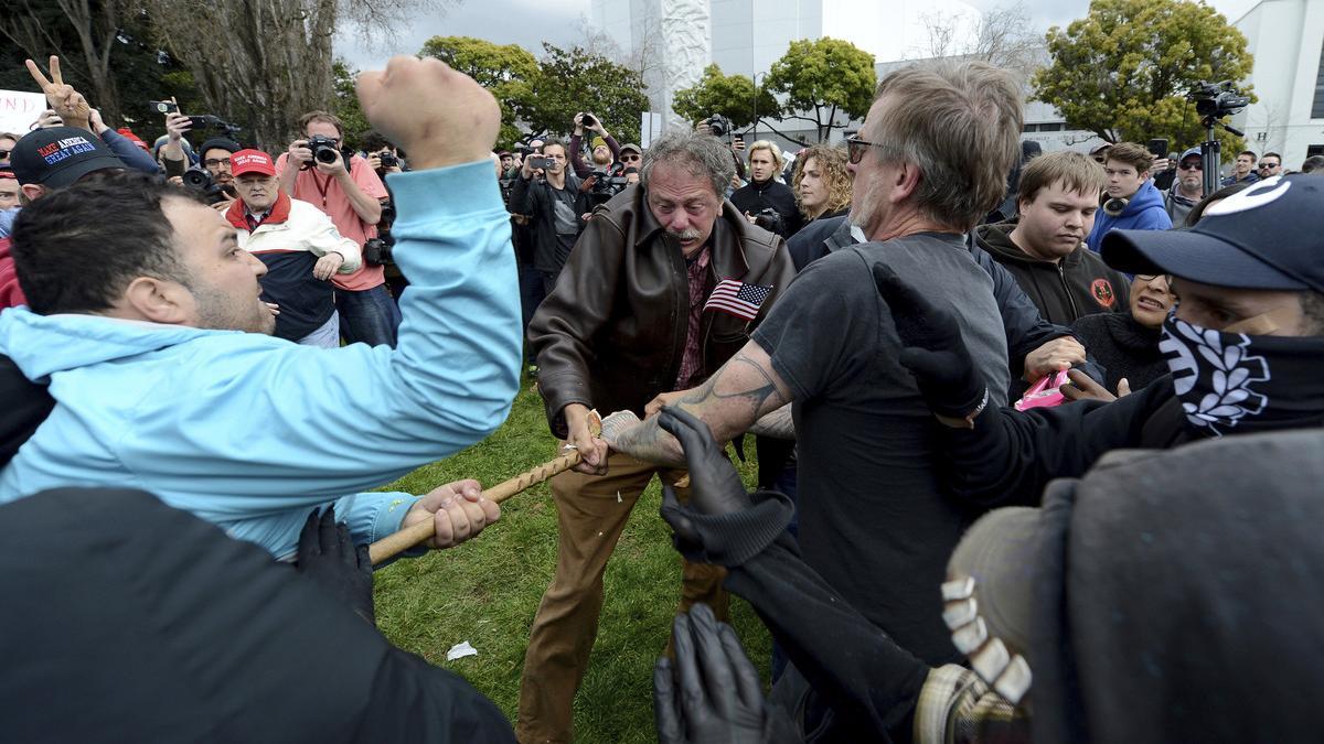 Partidarios y defensores de Trump se enfrentan en una protesta en Berkeley.