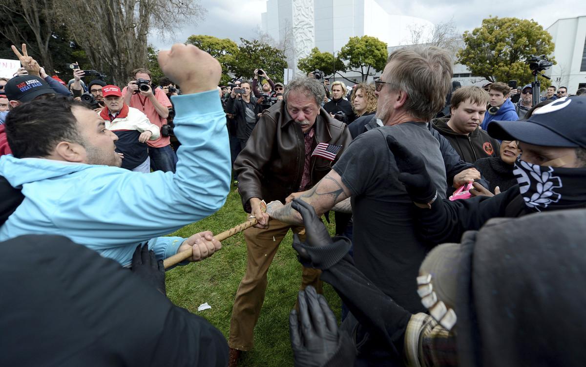 Partidarios y defensores de Trump se enfrentan en una protesta en Berkeley.