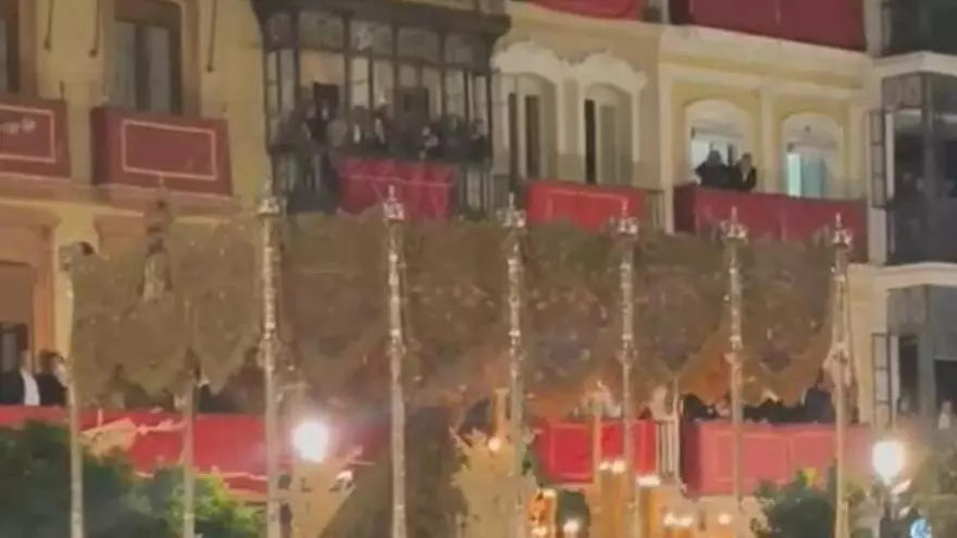 Vídeo | La Esperanza Macarena a su paso por los palcos de la plaza de San Francisco