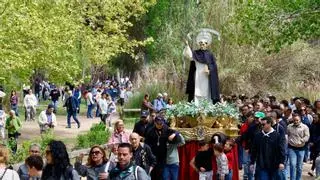 Miles de personas acompañan a Sant Vicent Ferrer en la tradicional rogativa en Llíria