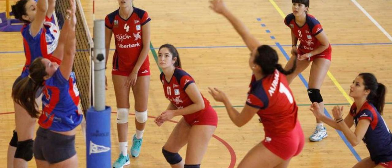 La grupista Miriam Diéguez remata en el partido ante el Xuvenil Teis.