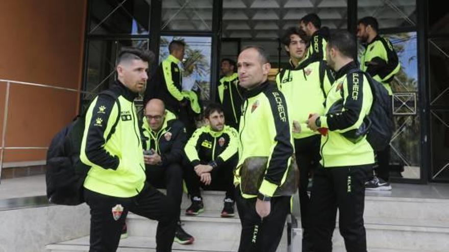 La plantilla del Elche, con Javi Flores y Nino en primera línea, antes de partir a Córdoba.