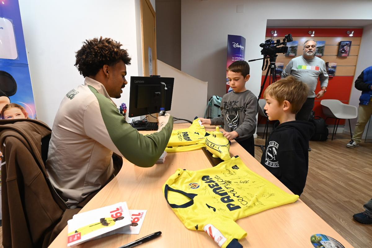Galería | Baño de masas de Nicolas Pepe y Renato Veiga en Vila-real