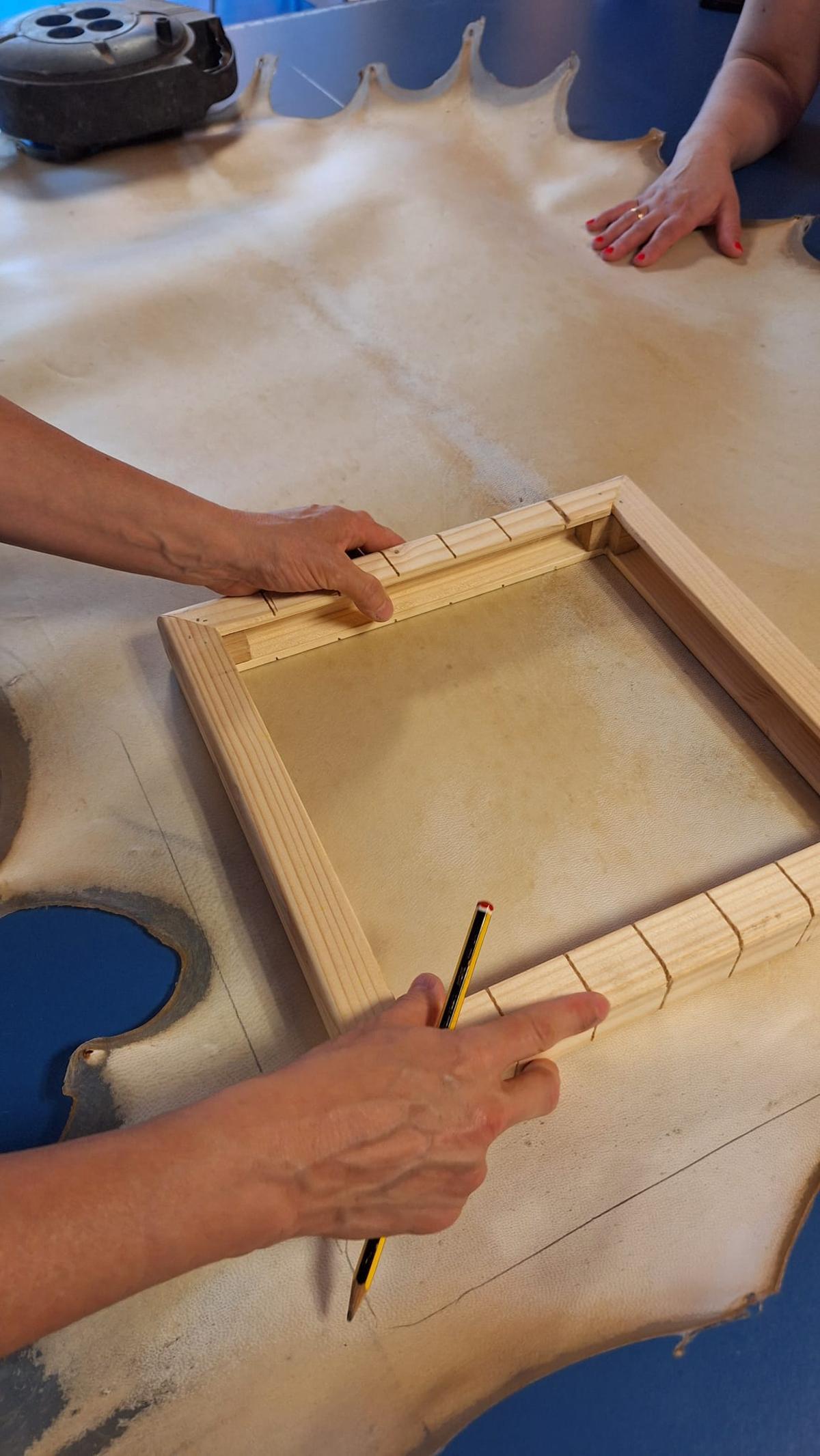 El taller de pandeiros de Grado, en imágenes