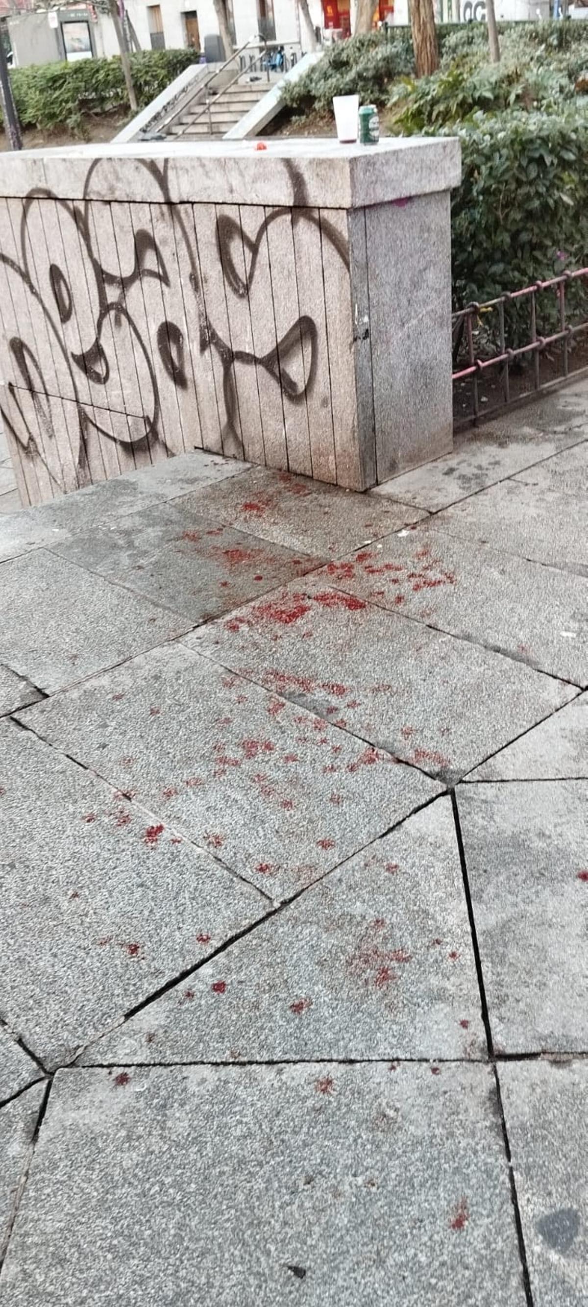 Manchas de sangre en la plaza del Dos de Mayo tras el último apuñalamiento
