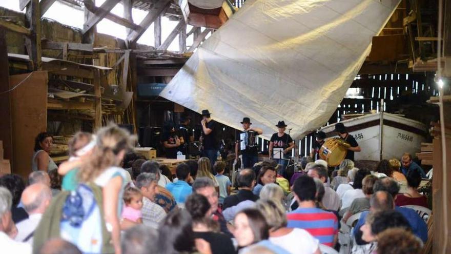 El grupo moañés Fiandola actuó ayer en el astillero de Casqueiro, en el centro de Moaña. // G.Núñez