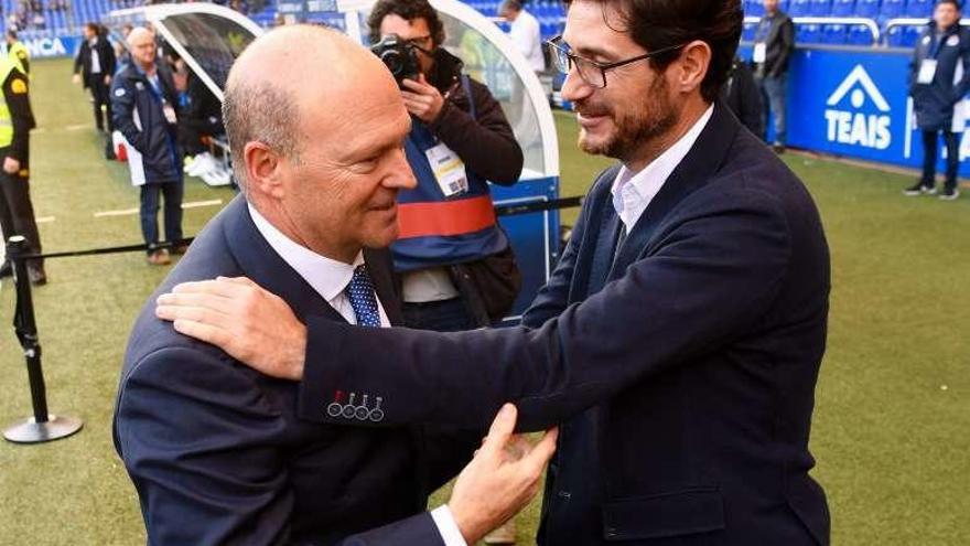 Mel y Víctor se saludan antes del partido entre Dépor y Betis.