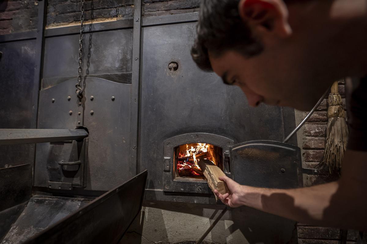 Eduard, maestro tostador en el horno de 1851 de Casa Gispert