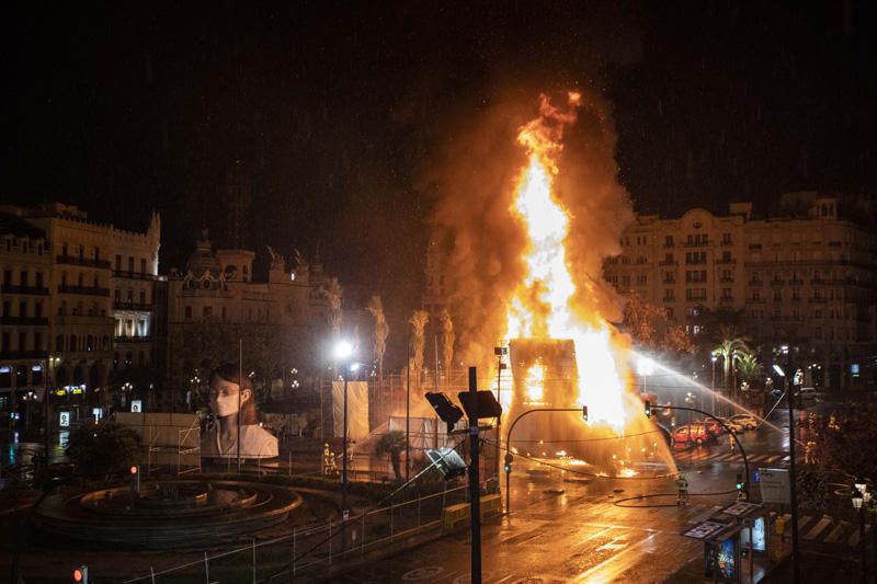 Así ha sido la cremà de la falla municipal