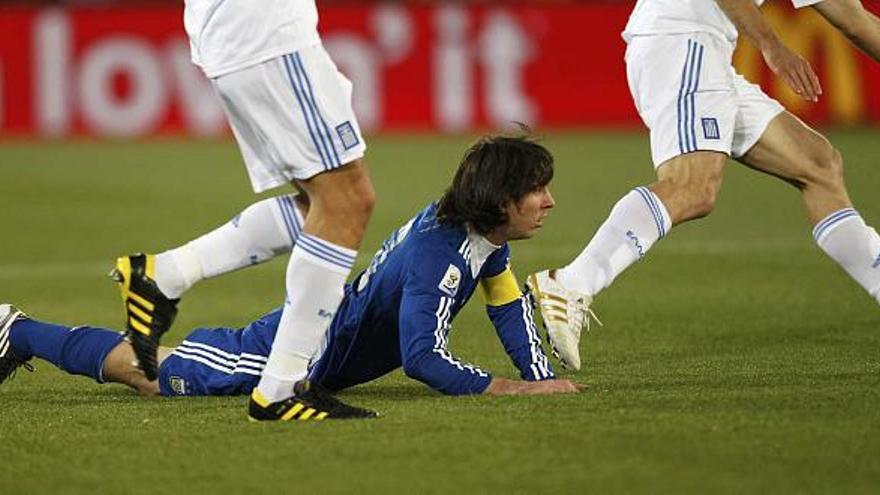 Messi sigue reñido con el gol. En la imagen, el argentino yace en el suelo en un momento del partido ante Grecia.