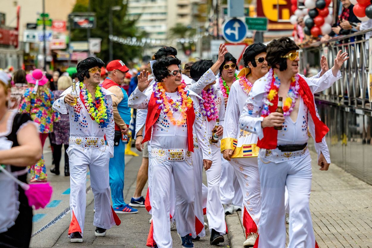 Los británicos desafían a la lluvia y celebran su "Fancy Dress Party" en Benidorm