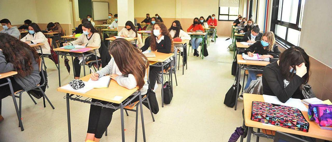 Los estudiantes de 2º de Bachillerato del Castro Alobre estrenaron las clases presenciales por la tarde el pasado miércoles.