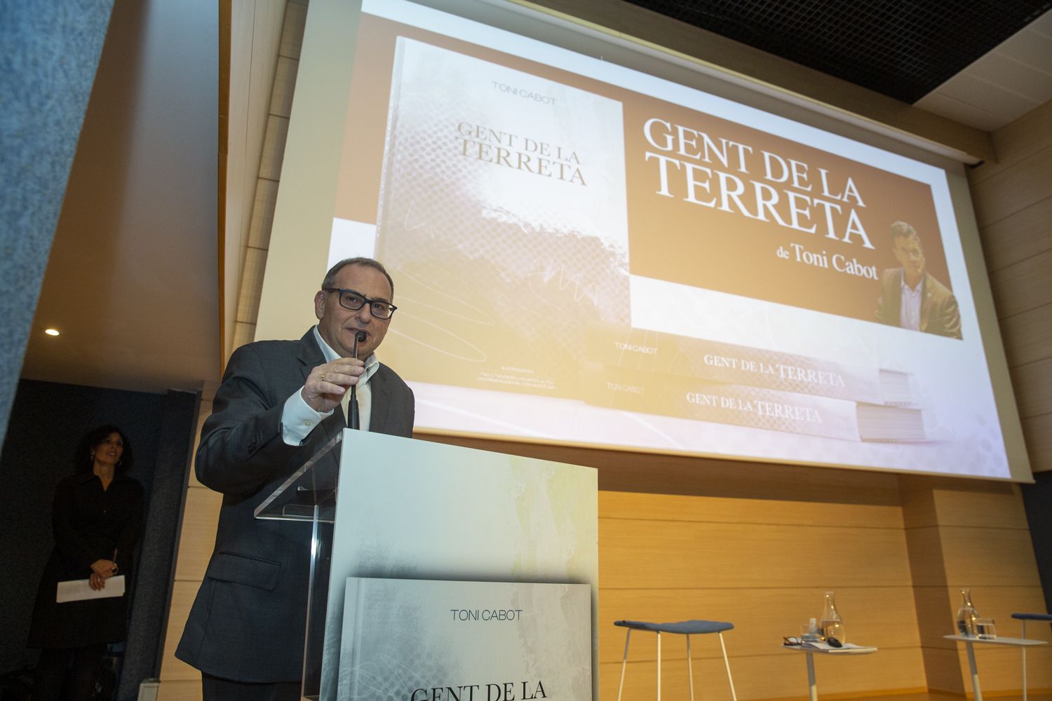 Toni Cabot presenta en el Club INFORMACIÓN el libro en el que plasma los perfiles de 40 personalidades de Alicante