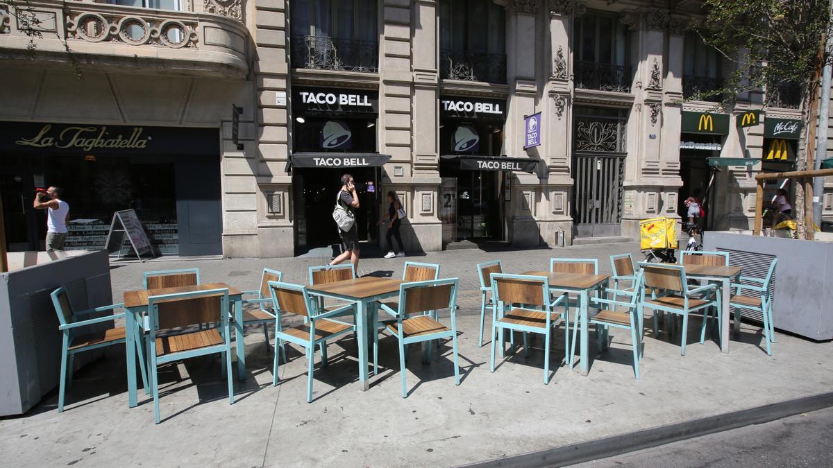 Un tramo de ronda Universitat tomado por las marcas de fast-food y gastronomía informal