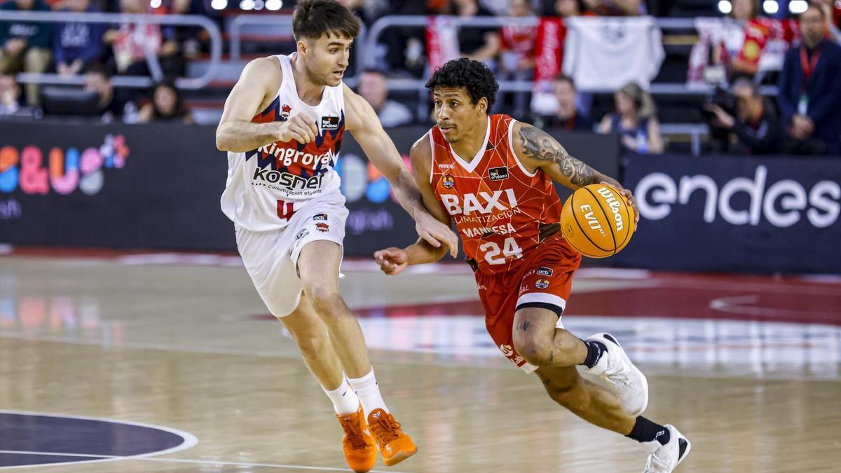 Rafa Villar (esquerra) defensant Eli Brooks en el darrer partit entre Manresa i Baskonia