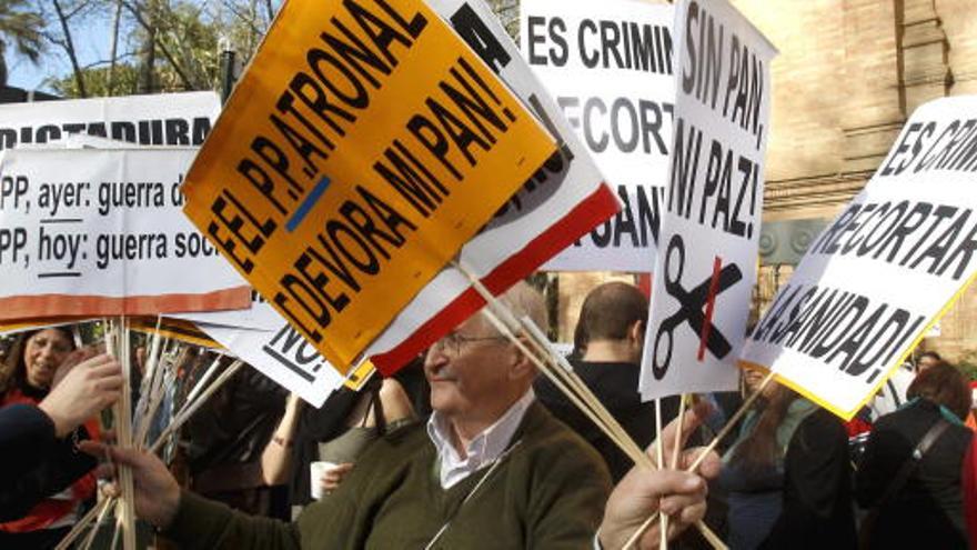 Miles de personas marchan en Sevilla contra los mercados