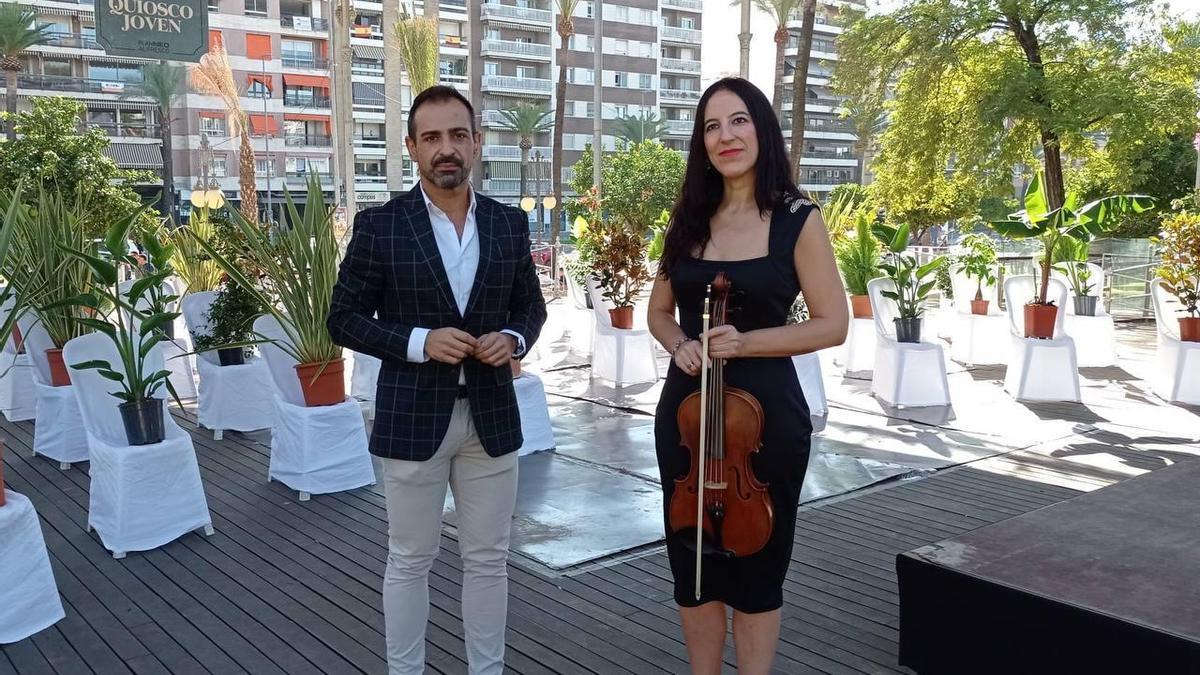 El alcalde, Félix Romero, y la violinista montillana Eles Bellido, este miércoles en la presentación del festival.