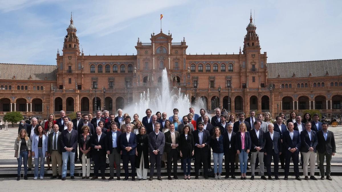 El presidente del PP, Alberto Nuñez Feijóo, con su nuevo equipo en la Plaza de España de Sevilla.