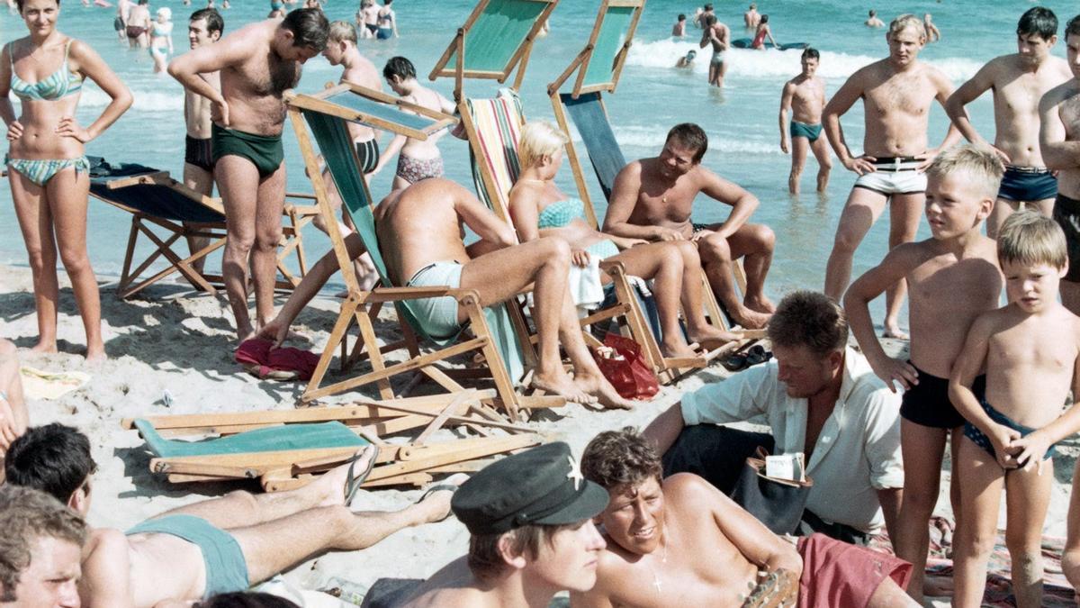 Turistas en la playa de Sitges, Joaquim Gomis