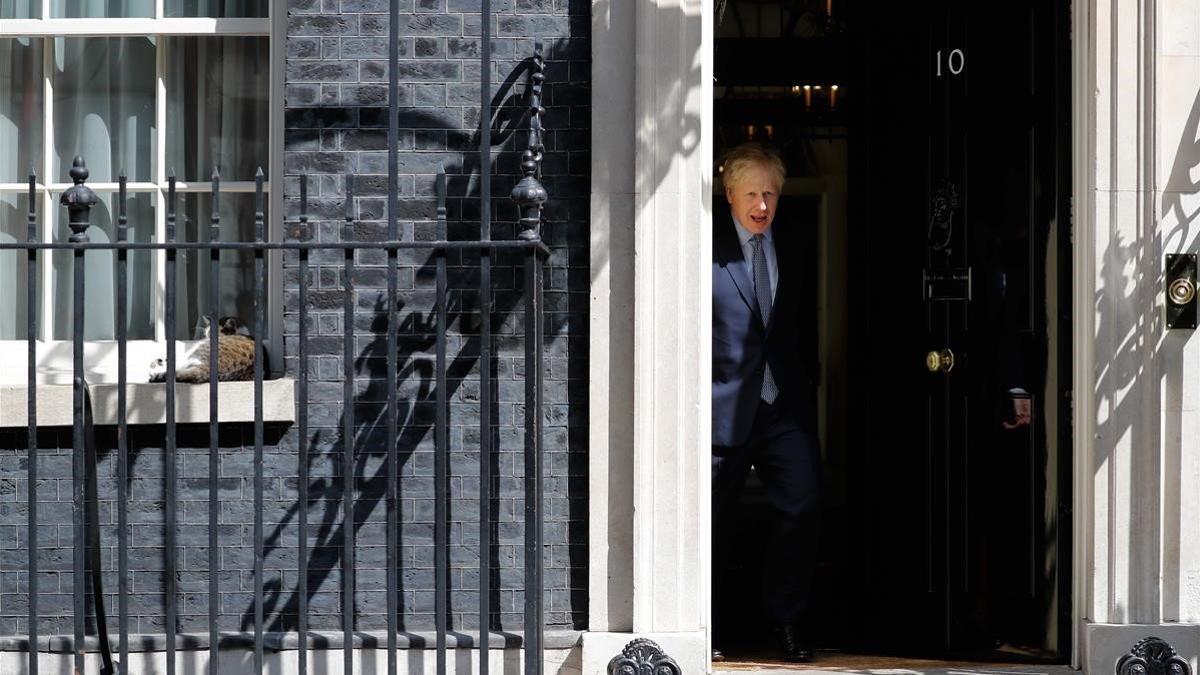 El primer ministro británico, Boris Johnson, sale de Downing Street el pasado martes.