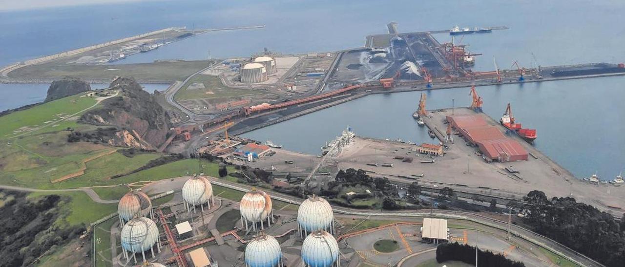 Vista aérea de El Musel y la Campa Torres, con los terrenos de la ampliación al fondo.