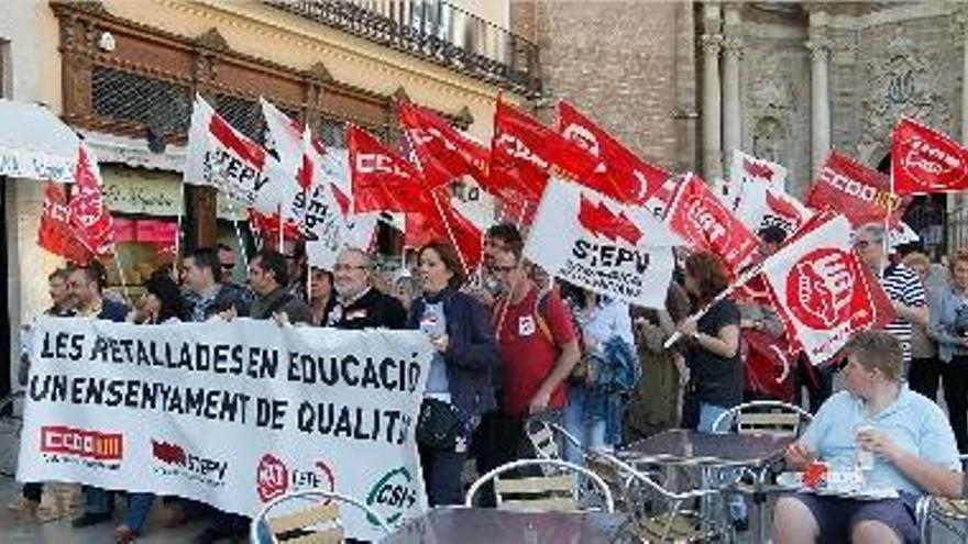 Miles de docentes protestan ante los recortes que vienen