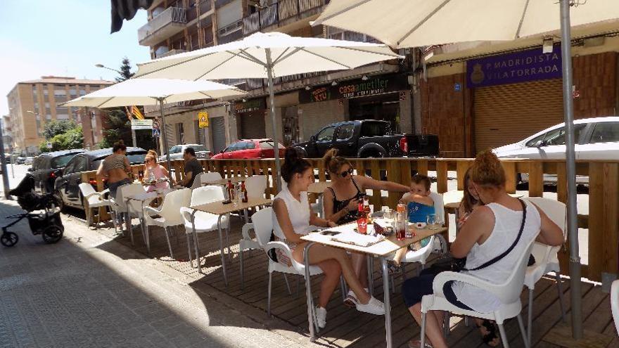 Terrassa sobre la calçada d&#039;un bar de Sant Joan