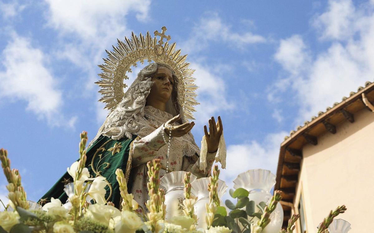 Arriba del todo, la Esperanza en procesión. Sobre estas líneas, imagen de Víctor de los Ríos y de la Esperanza en 1951, poco antes de su traslado a Zamora desde la exposición de Arte Moderno de Madrid. A los lados, detalle de la lágrima y del manto de la Virgen de la Esperanza.  | ALBA PRIETO / MARTÍN SANTOS