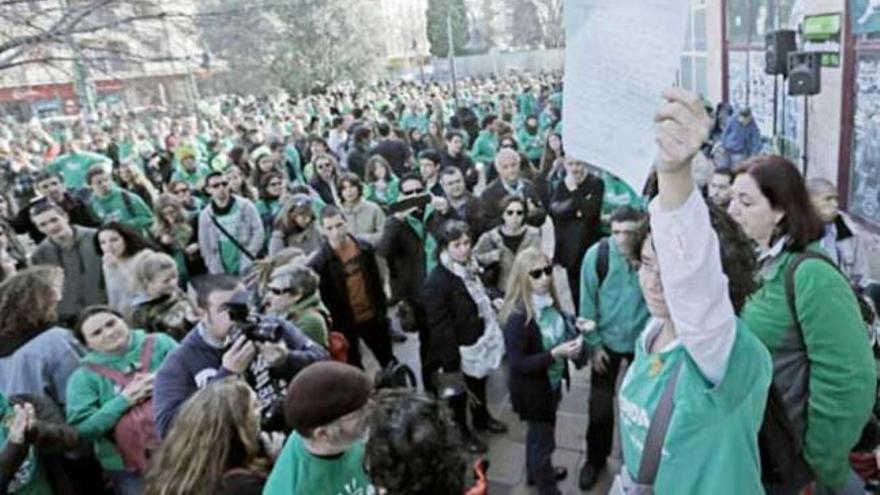 Concentración frente a la sede de Educación en Palma.