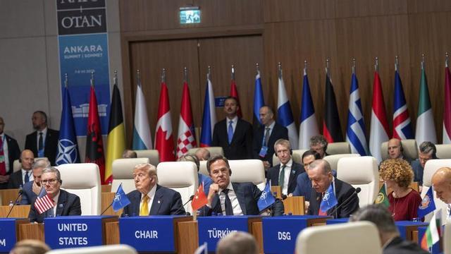 Trump i Rutte, al centre de la foto, aquesta setmana a la cimera d’Ankara. | OTAN / ACN
