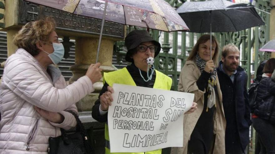 Participantes en la concentración de trabajadores de limpieza del HUCA, apoyados por Covadonga Tomé y Daniel Ripa (a la derecha), de Podemos.