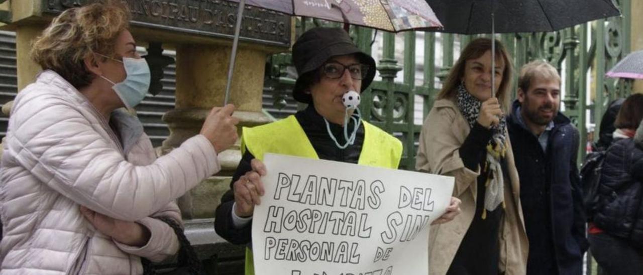 Participantes en la concentración de trabajadores de limpieza del HUCA, apoyados por Covadonga Tomé y Daniel Ripa (a la derecha), de Podemos.