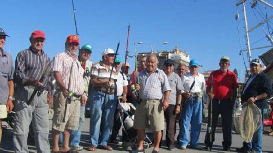 Una veintena de aficionados a la pesca deportiva con caña se concentraron ayer para reclamar poder pescar en el puerto.