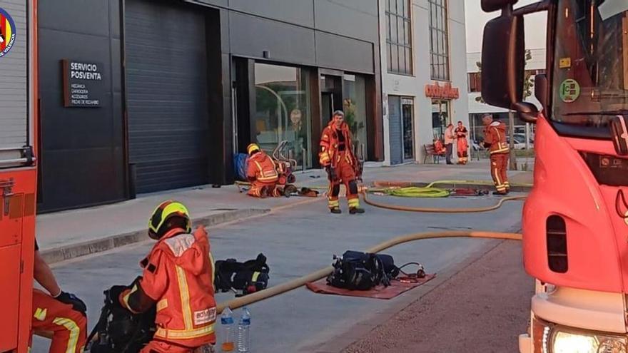 Extiguen un incendio en un concesionario de Ontinyent