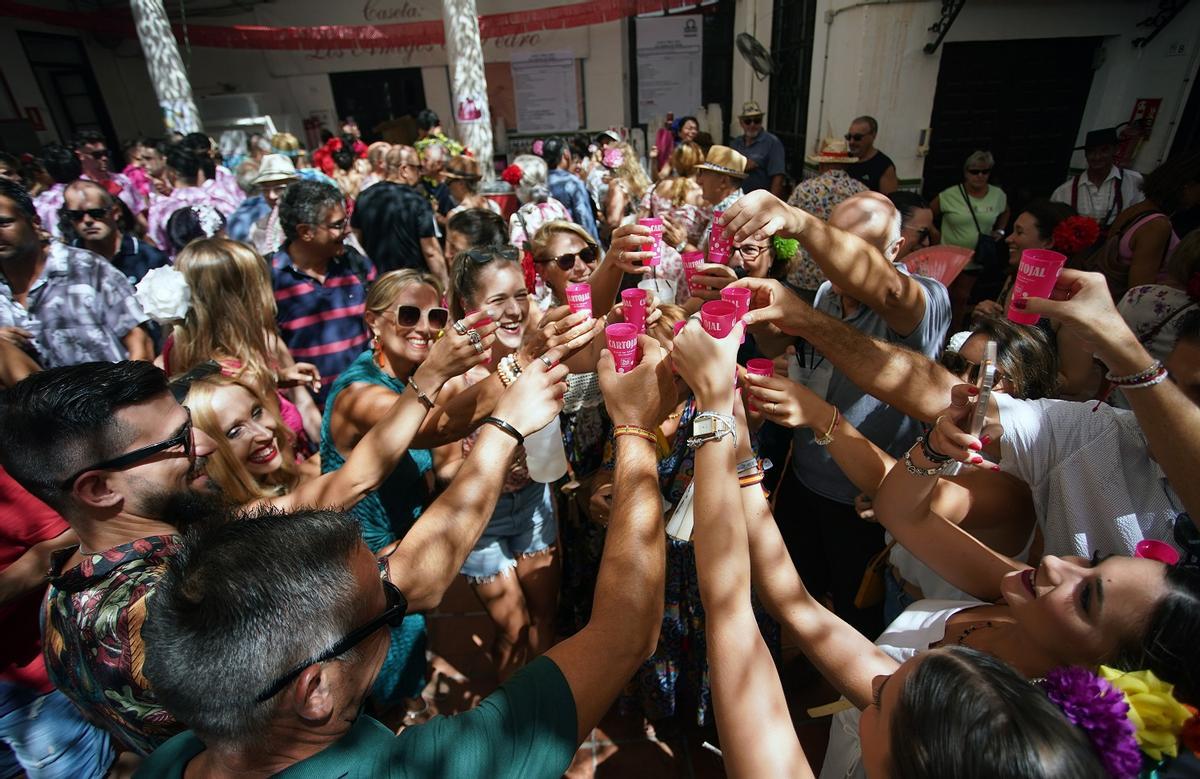 Una grupo de visitantes, en las calles del Centro de Málaga, disfruta de la Feria.