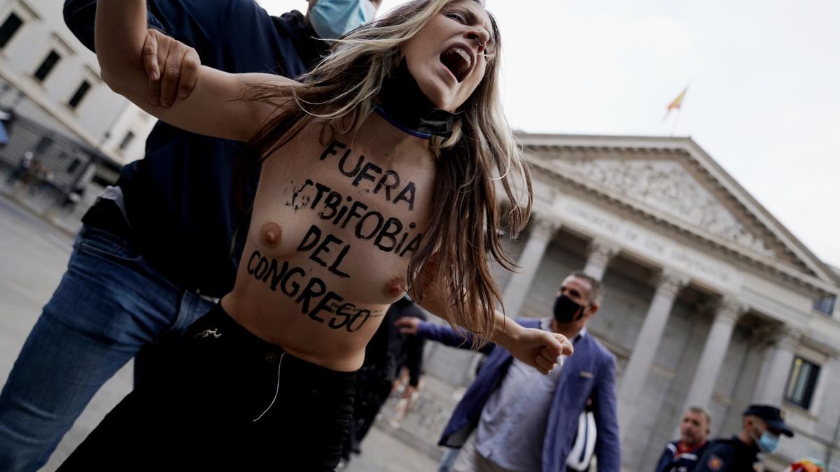 Activistas de Femen frente al Congreso.