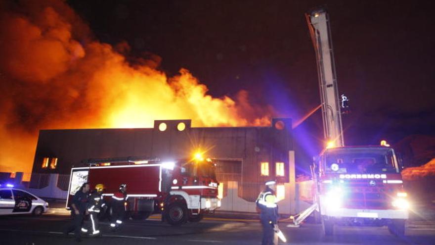 Se incendia una nave de reciclaje en Cobatillas