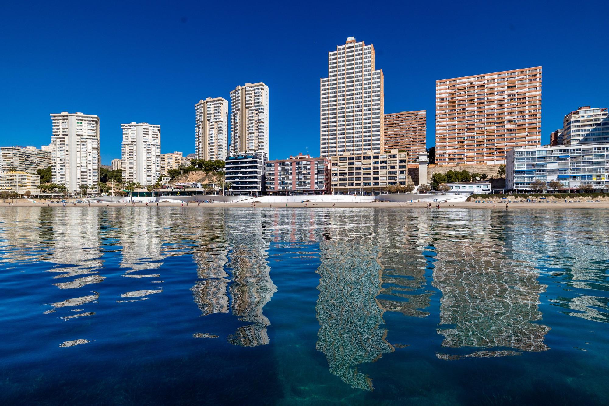 Benidorm analiza semanalmente en su laboratorio el agua de sus playas, la arena y los lavapiés para garantizar su calidad.