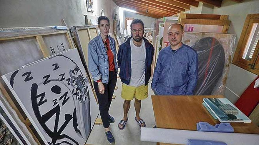 Los Ãºltimos artistas en residencia SofÃ­a Montenegro y Marc Vives junto al fundador de Addaya Tomeu Simonet, esta semana, en el espacio de AlarÃ³.