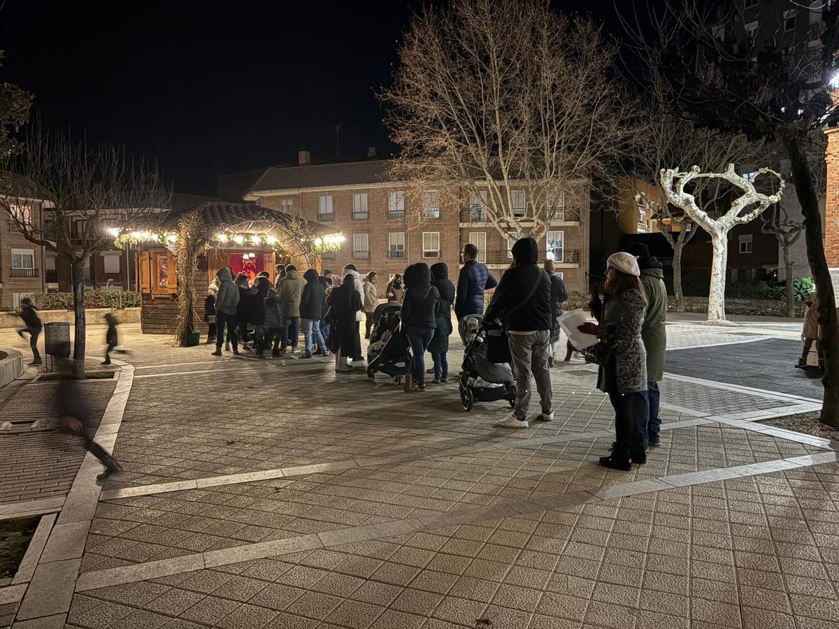 Largas colas para entregar la carta al paje real.